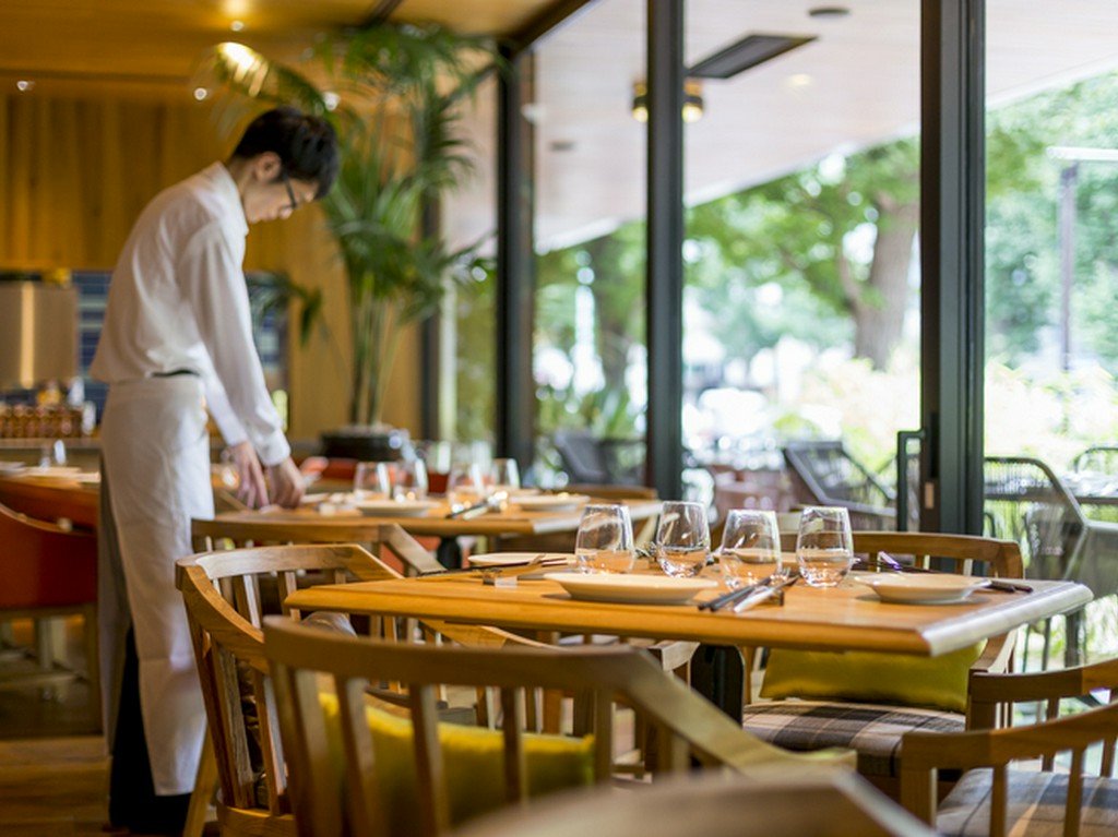 テラス席はプラチナ通り側とフロア東側の2か所