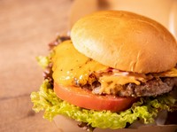 ・Tender特製ペルビアンバーガー　1,350円
・Tender特製ペルビアンバーガー　フライドポテトセット　1,850円
・ペルビアンチーズバーガー 1,500円
・ペルビアンチーズバーガー　フライドポテトセット 2,000円
