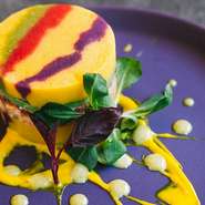 インカのめざめ、サーモン、アボカド、トマトをガトー仕立てにしたペルーを代表する一皿。
