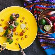 マグロに、芹・茗荷・柚子胡椒・醤油を合わせ、日本の薬味の習慣とペルー料理へのオマージュを表現した一品