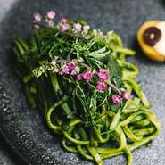 ペルーの伝統的なバジルを使ったパスタをアレンジした大葉のタリオリーニです。
