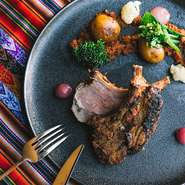 クミンやニンニク、黒ビールでマリネした仔羊のグリル。ペルーのアヤビリという山岳地帯の郷土料理です。
