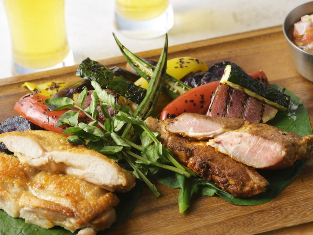 ゆったりとくつろげる店内で、2時間30分の飲み放題とともにお食事をお楽しみいただけるます。