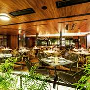 寛いだ雰囲気でビジネスのお話をしたいときなどに最適です。そのほか、「女子会」「家族の記念日」「大切なデート」など多様な機会に、開放感あふれる上質空間をご利用ください。