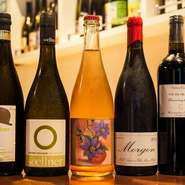 ヴァン・ナチュールが中心となったワインは、ソムリエやワインアドバイザーといった店のスタッフが試飲会などに足繁く通いセレクト。フランス、イタリアをメインにした約100種が用意されています。