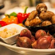 焼き鳥にはもちろん、一品料理では自然農法の野菜を使ったメニューも豊富。野菜は有名レストランなども取引する、茨城県つくばにある自然派野菜の卸売り販売の【ポム・ド・テール】の野菜を中心に使用しています。