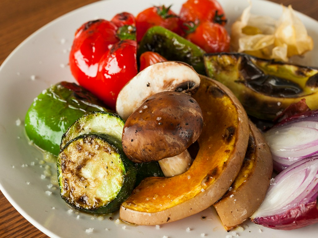 自然農法の野菜を中心にシンプルに味わえる『季節野菜の炭火焼 盛り合わせ』