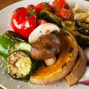 ハンガリアンパプリカやアボカド、ズッキーニ、ペコロスなど、10種類以上の旬の自然農法の野菜を中心に、オリーブオイルを塗って炭火焼きに。フランス産ゲランド塩をひと振りし、シンプルに素材の味を引き出します。
