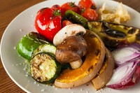 自然農法の野菜を中心にシンプルに味わえる『季節野菜の炭火焼 盛り合わせ』