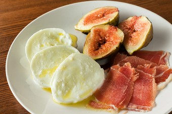 塩味と甘味が渾然一体になった『いちじくの炭火焼＆水牛のモッツァレラ 生ハム添え』