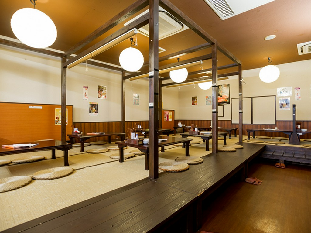 仕切りが出来る、広々したお座敷は少人数から大人数まで対応可能