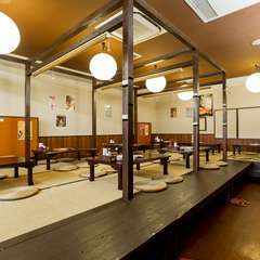 仕切りが出来る、広々したお座敷は少人数から大人数まで対応可能