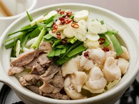 （丸ちょう・牛スジ・キャベツ・玉ねぎ・にら・ニンニク・たかのつめ・豆板醤）