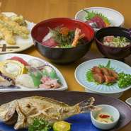 魚は近海産を主にセレクト。パパイヤ、ゴーヤ、島ラッキョなど、自家菜園の山の幸も楽しめます。水槽ではハタ類や沖縄の貝類の姿を見ることができ、沖縄ならではの旬の食材が豊富にラインナップ。