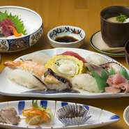 酢の物、こばち、お造り、茶わん蒸し、汁物、前菜3種盛、寿司10巻のセット。懐石、寿司店で長年修業を積んだ職人自慢の味が楽しめる逸品揃いです。