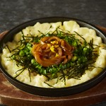 いかの塩辛の塩味とコクが効いていて、ついつい箸が止まらなくなること間違いなしです。