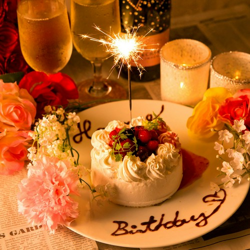 ホールケーキのサービスも行ってます！誕生日や記念日に◎