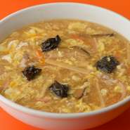 豚骨と鶏ガラでじっくりとったコクのあるスープ。酸っぱいけど辛い絶妙な味わいが、一度食べたらクセになります。