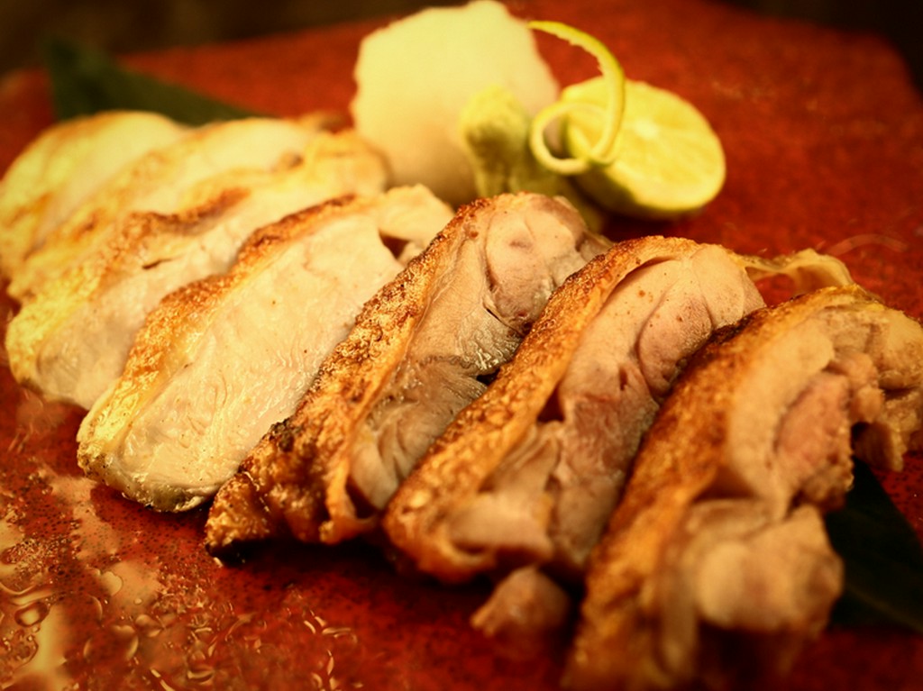 炭火焼きのジューシーな味わい『魚沼地鶏ムネとももの味比べ』（数量限定）