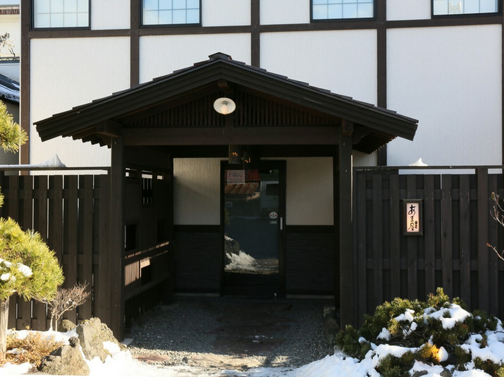 和の趣きある建物の中には、個室やワインバーなど多彩なスペース