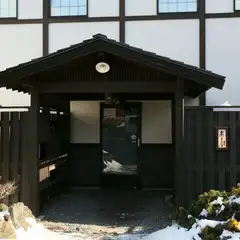 和の趣きある建物の中には、個室やワインバーなど多彩なスペース