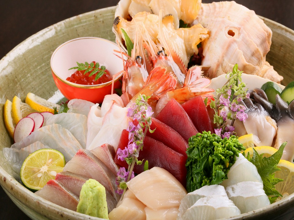 鮮度抜群の魚介を贅沢に盛り合わせた『日高の活〆魚　お刺身盛り合わせ』