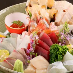鮮度抜群の魚介を贅沢に盛り合わせた『日高の活〆魚　お刺身盛り合わせ』