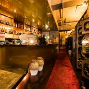 60名様まで入れるので、二次会やパーティーに利用しやすい店内。可動式のパーテーションで空間を区切って使えます。レストランウェディングのコースも用意されており、予算に合わせて選べます。