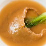 「フカヒレの姿煮」や「北京ダック」など取り分けて味わえるのが中華料理の魅力。お子様から年配の方まで幅広い年齢層の方が一緒に楽しめます。個室になるのでファミリーでの食事に最適です。