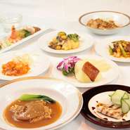 飲み放題付き税込￥6.000-、￥8.000-、￥10.000-、￥15.000-と4種類！
おすすめは￥8.000円のコース！
フカヒレの姿煮や大海老のチリソースがついた全9品と贅沢な内容となっております