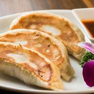 手づくりの皮にこだわり、カリッとした焼き目の香ばしさとモチモチの食感がたまらない焼餃子。一口ほおばれば、お肉のジューシーな旨みが口の中に広がります。