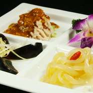 前菜の三種盛合せにはクラゲの冷菜が入ります。その他、棒棒鶏・ピータン・白菜の甘酢漬けの中から一品お選び頂いて、もう一品は調理場のお任せになります。
（個人盛　1200円）