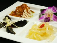 前菜の三種盛合せにはクラゲの冷菜が入ります。その他、棒棒鶏・ピータン・白菜の甘酢漬けの中から一品お選び頂いて、もう一品は調理場のお任せになります。
（個人盛　1200円）