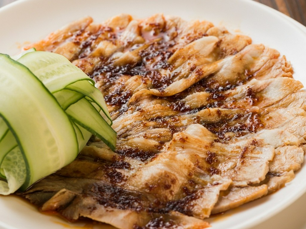 人気のメニュー！　お肉の旨みにニンニクのソースがよく合います『蒸し豚の薄切りニンニクソース』