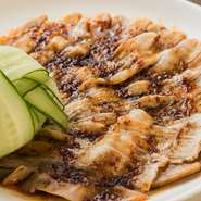 たっぷり煮のお肉が食べられる人気の前菜。蒸した豚肉はうまみが凝縮され、スパイシーなニンニクのソースと相まって、ジューシーなおいしさがじゅわっと口の中に広がります。
ハーフ　1820円
個人盛　1000円