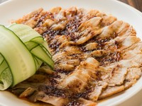 たっぷり煮のお肉が食べられる人気の前菜。蒸した豚肉はうまみが凝縮され、スパイシーなニンニクのソースと相まって、ジューシーなおいしさがじゅわっと口の中に広がります。
ハーフ　1820円
個人盛　1000円