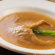 中華の定番、味わい豊かで贅沢なメニュー。厳選した気仙沼のフカヒレを使用し、ホタテの旨みが加わった深みのあるコクが特徴。時間をかけて丁寧にじっくりと煮込んだ逸品です。（※一週間前までに要予約）