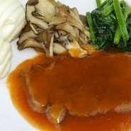 牛タンの煮込み（中国パン付き）