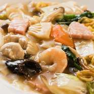 焼きそばは蒸し麺ではなく生麺をボイルし熱いうちに油をなじませてから冷ますというのが特徴。こんがり焼いて、キツネ色に焼目がついた麺が食欲をそそります。
