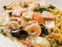 焼きそばは蒸し麺ではなく生麺をボイルし熱いうちに油をなじませてから冷ますというのが特徴。こんがり焼いて、キツネ色に焼目がついた麺が食欲をそそります。
