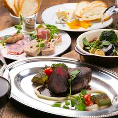 バラエティに富んだ肉料理を囲んで、肉好きのための宴