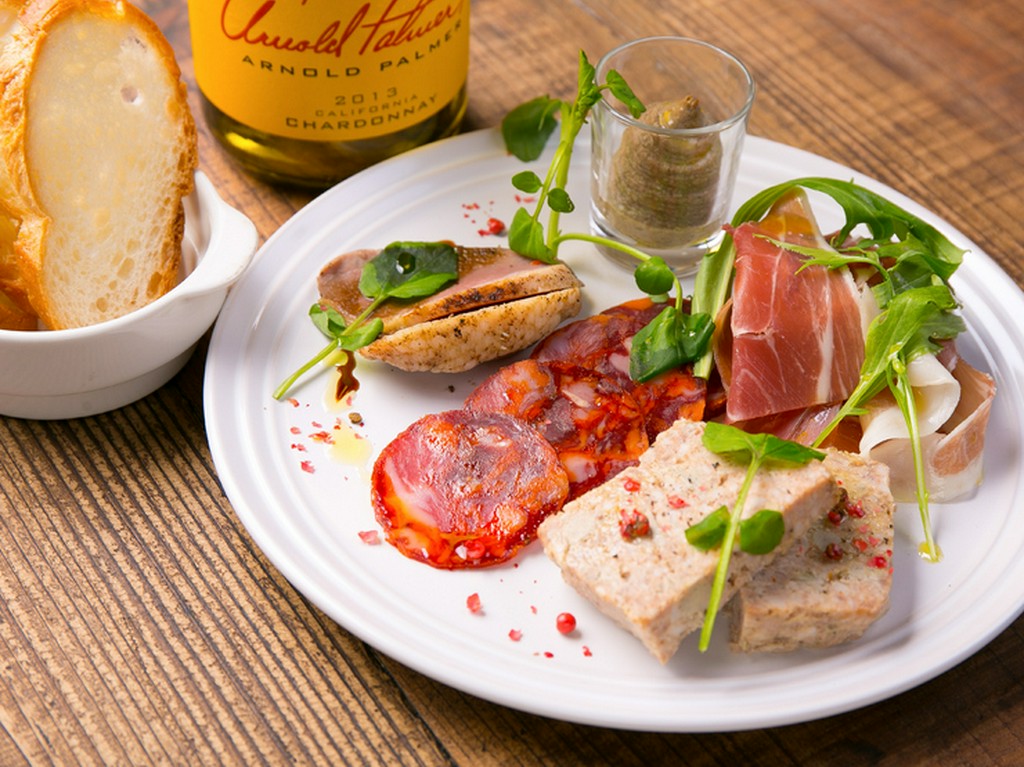 香り高い香草に食欲をそそられる『加工肉盛合せ　5種』