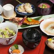 提供されるコース料理にはストーリーがあり、日本料理の伝統にオリジナリティーを加えた新たな芸術。敷居が高くなりがちな割烹をカジュアルに味わうことができるので、普段とは少し違ったデートが楽しめます。