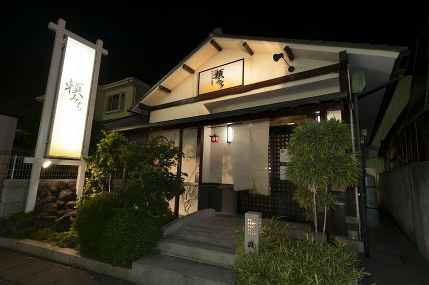 和モダンな落ち着きある店づくりで、温かみのある空間を演出