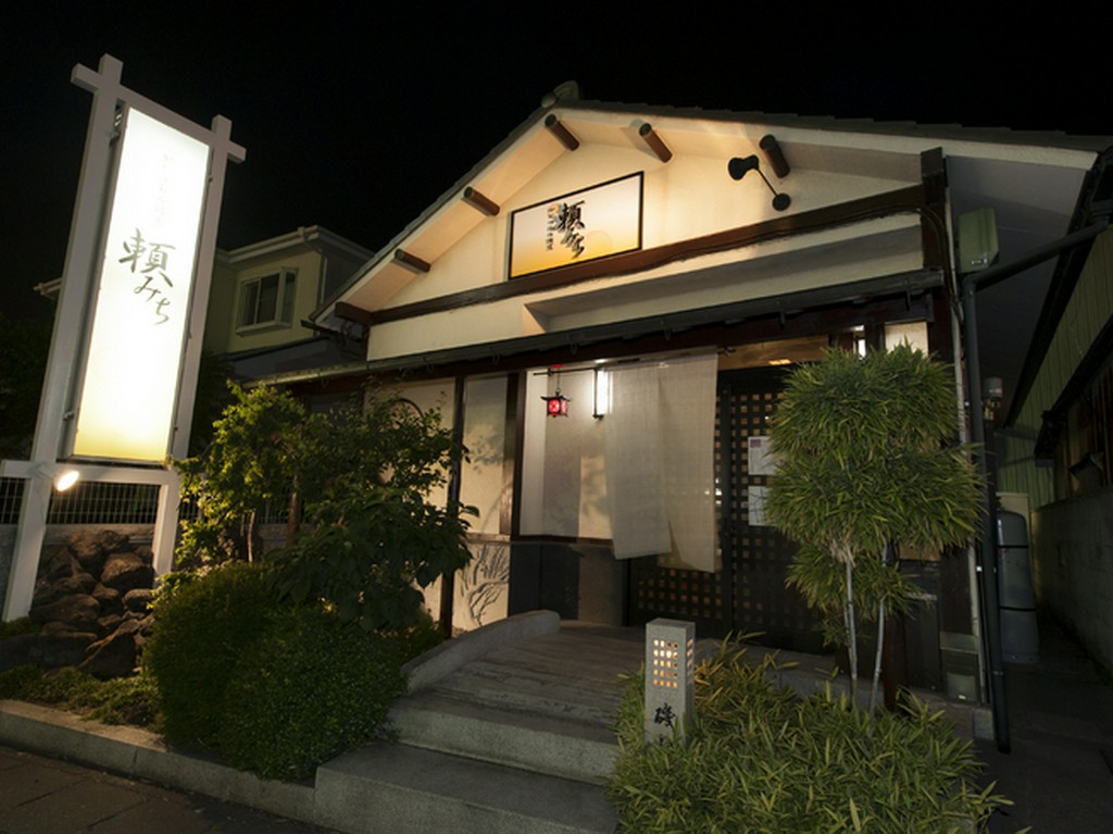 和モダンな落ち着きある店づくりで、温かみのある空間を演出