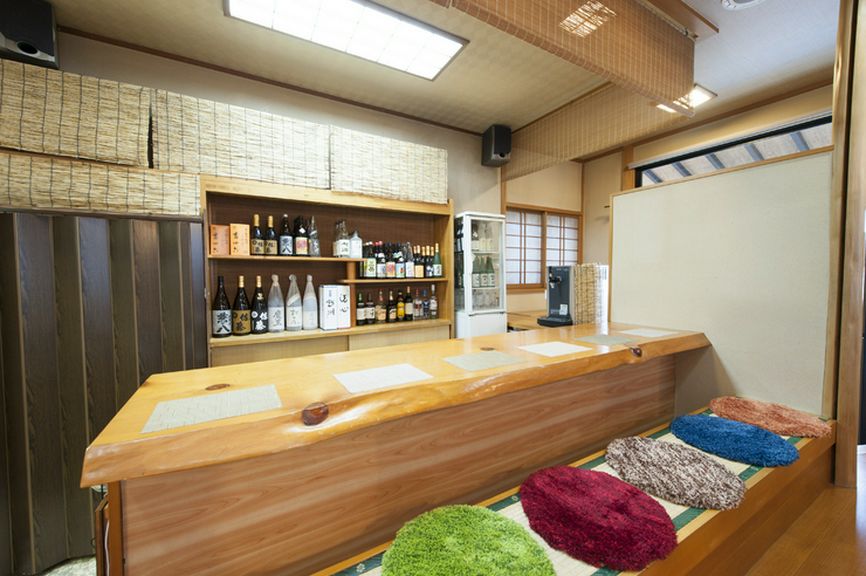 カウンター越しに生まれる穏やかな語らいが、一人飲みの醍醐味