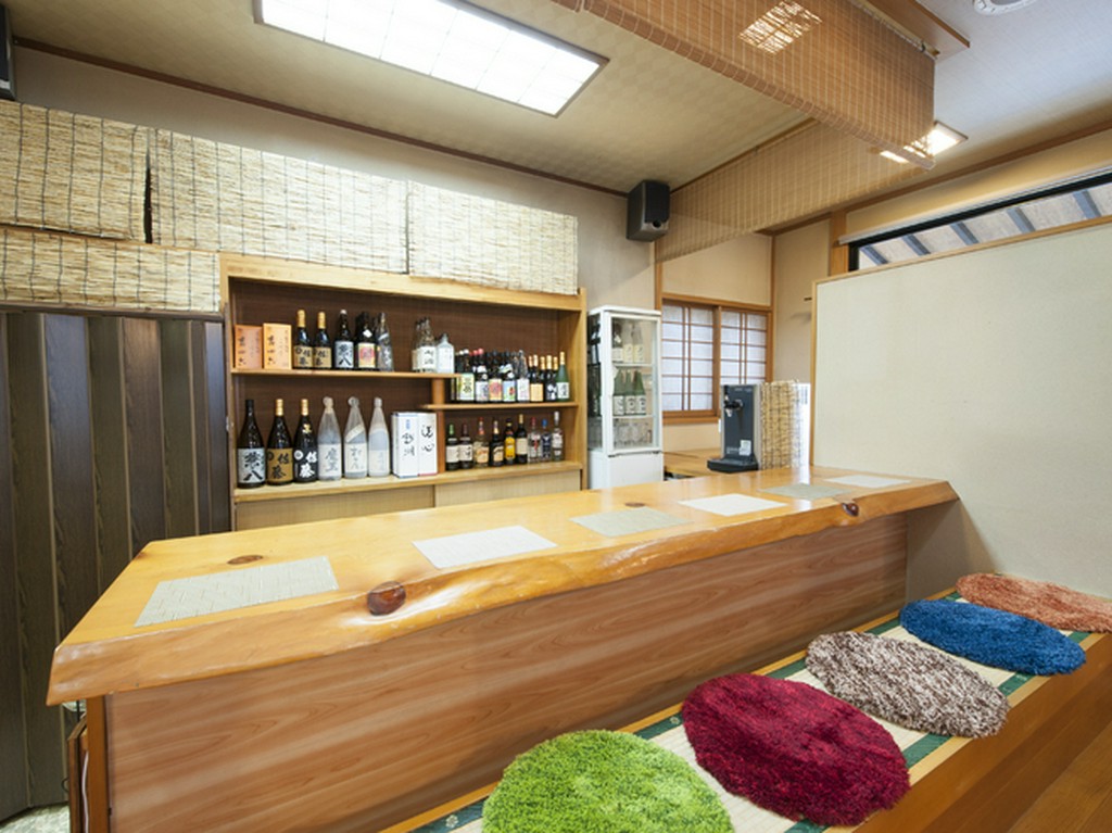 カウンター越しに生まれる穏やかな語らいが、一人飲みの醍醐味