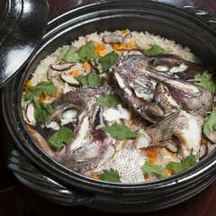 土鍋から立ちのぼる湯気に四季折々の「旬」を感じる。繊細な味付けに職人の技を見る『土鍋ご飯』