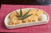 昆布と鰹の一番出汁によるほんのりとした甘みが口いっぱいに広がる一品。強火で一気に仕上げることで「ふわふわ」の食感を実現しています。繊細でありながらも奥深いその味わいは、日本料理ならでは。