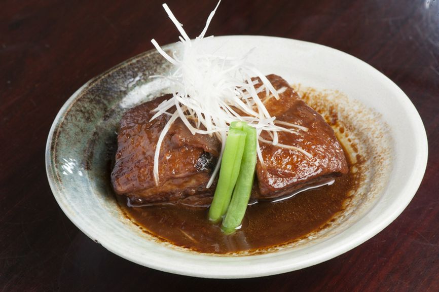 赤味噌のコクにスパイスを効かせて洗練さをプラス。国産豚肉を使用した『豚の味噌煮込み』